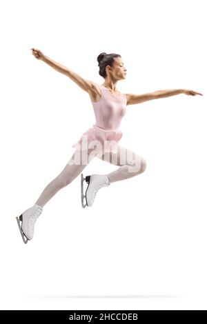 Prise de vue en longueur d'un patineur professionnel féminin dans une robe rose sautant isolé sur fond blanc Banque D'Images