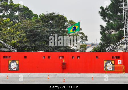 Belle vue sur le drapeau brésilien et les arbres verts à Sao Paulo Banque D'Images