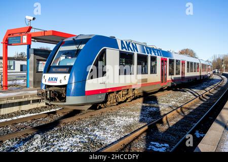 AKN Alstom LINT 54 train à la gare de Kaltenkirchen Süd.AKN exploite des lignes de chemin de fer, des trains de banlieue et des trains de marchandises à Hambourg et Schleswig-Holstein. Banque D'Images