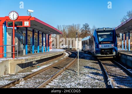 AKN Alstom LINT 54 train à la gare de Kaltenkirchen Süd.AKN exploite des lignes de chemin de fer, des trains de banlieue et des trains de marchandises à Hambourg et Schleswig-Holstein. Banque D'Images