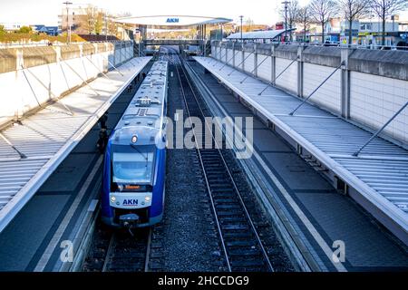 AKN Alstom LINT 54 train à la gare d'Ulzburg.AKN exploite des lignes de chemin de fer, des trains de banlieue et des trains de marchandises à Hambourg et au Schleswig-Holstein. Banque D'Images