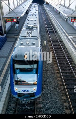 AKN Alstom LINT 54 train à la gare d'Ulzburg.AKN exploite des lignes de chemin de fer, des trains de banlieue et des trains de marchandises à Hambourg et au Schleswig-Holstein. Banque D'Images