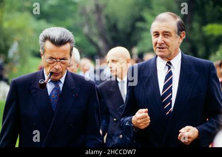 Archives 90ies : Raymond Kendall (Interpol) et Pierre Juillet, Directeur des services de police française, assistent à la cérémonie à l'École nationale de police de Saint-Didier au Mont d'Or, France Banque D'Images