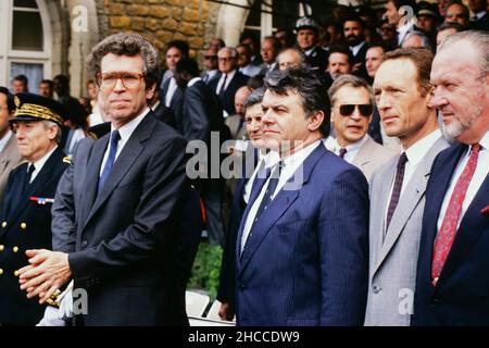 Archives 90ies : le ministre français de l'intérieur, Pierre Joxe, et le ministre français des armées, Charles Hernu, assistent à la cérémonie à l'École de police de Natiuonal, Saint-Didier au Mont d'Or, Rhône, France, 1991 Banque D'Images