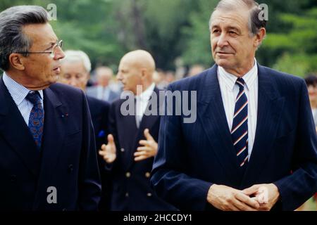 Archives 90ies : Raymond Kendall (Interpol) et Pierre Juillet, Directeur des services de police française, assistent à la cérémonie à l'École nationale de police de Saint-Didier au Mont d'Or, France Banque D'Images