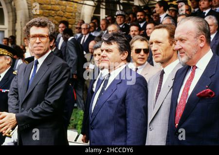 Archives 90ies : le ministre français de l'intérieur, Pierre Joxe, et le ministre français des armées, Charles Hernu, assistent à la cérémonie à l'École de police de Natiuonal, Saint-Didier au Mont d'Or, Rhône, France, 1991 Banque D'Images