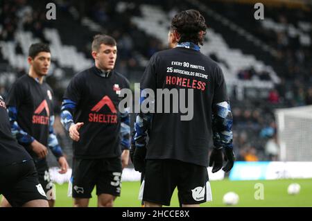 Les joueurs du comté de Derby se réchauffent en portant des tee-shirts soutenant l'organisme de bienfaisance Shelter avant le championnat Sky Bet au stade Pride Park, à Derby.Date de la photo: Lundi 27 décembre 2021. Banque D'Images