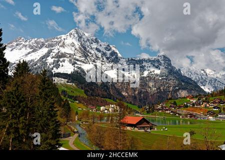 Photo aérienne des montagnes par une journée ensoleillée à Engelberg, en Suisse Banque D'Images