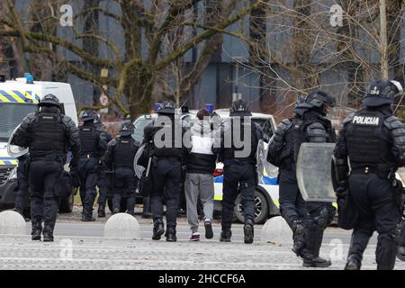 Ljubljana, Slovénie.27th décembre 2021.Un manifestant est détenu pendant la manifestation.des manifestants se sont rassemblés à Ljubljana pour protester contre une nouvelle série de restrictions COVID-19, au moment de leur adoption au Parlement.(Photo de Luka Dakskobler/SOPA Images/Sipa USA) crédit: SIPA USA/Alay Live News Banque D'Images