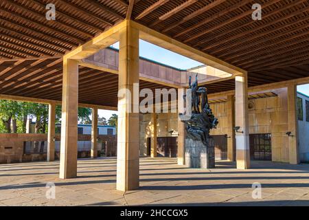 Vue sur le crématorium avec la statue de la Résurrection à l'intérieur de la Sainte Croix, le Skogskyrkogarden, cimetière des bois situé dans le Gamla Enskedistri Banque D'Images