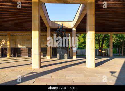 Vue sur le crématorium avec la statue de la Résurrection à l'intérieur de la Sainte Croix, le Skogskyrkogarden, cimetière des bois situé dans le Gamla Enskedistri Banque D'Images