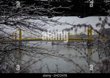 Pont Roberto Clemente au-dessus de la rivière Allegheny avec un fond urbain à Pittsburgh, États-Unis Banque D'Images