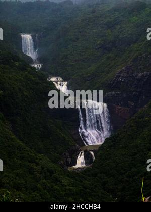 Vue fascinante sur la chute d'eau de Tamarin sept Cascades dans la jungle tropicale de l'île Maurice Banque D'Images