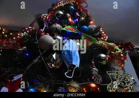 Détail d'un masque facial sur l'arbre de Noël pendant la veille de Noël à l'occasion des célébrations de Noël.Le 24 décembre 2021 au Mexique C Banque D'Images