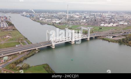 Pont de levage hyperlapsus aérien de Botlekbrug pour le trafic routier et ferroviaire au-dessus de l'Oude Maas dans la zone portuaire de Rotterdam.Infrastructure néerlandaise. Banque D'Images