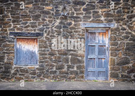 Une ancienne porte et fenêtre en bois peintes à assortir. Banque D'Images