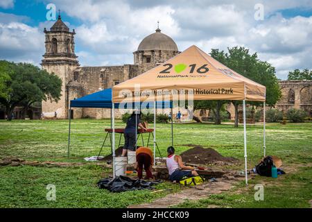 Un projet archéologique au Parc historique national des missions de San Antonio Banque D'Images