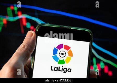 Chine.4th décembre 2021.Sur cette photo, le logo LaLiga de la ligue professionnelle espagnole de football est affiché sur un smartphone avec un graphique de l'indice boursier économique en arrière-plan.(Credit image: © Budrul Chukrut/SOPA Images via ZUMA Press Wire) Banque D'Images