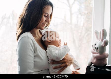 La santé mentale en période post-partum.Santé mentale maternelle.Comment éviter les troubles de grossesse et de postpartum, le blues post-partum de bébé, la dépression.Portrait Banque D'Images