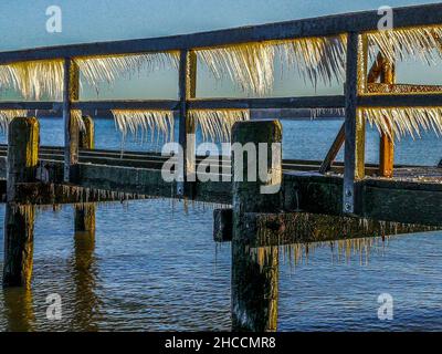 Temps glacé sur un quai de Lübeck-Travemünde, Allemagne Banque D'Images