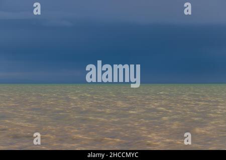 Ciel orageux au-dessus de la mer en décembre près de Bognor Regis, West Sussex, Royaume-Uni. Banque D'Images