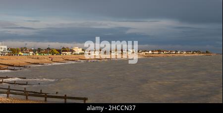 Ciel orageux au-dessus de la mer en décembre près de Bognor Regis, West Sussex, Royaume-Uni. Banque D'Images