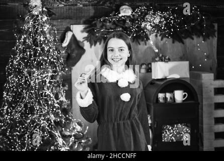 Bonne enfance.Fêtez la nouvelle année près de l'arbre de noël. Location de costumes d'arnival.Petite fille fête noël.Location d'accessoires de vacances Banque D'Images