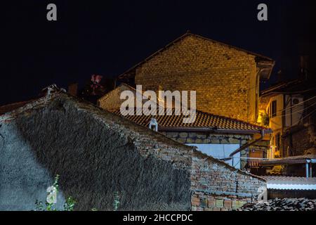 Vue de nuit sur Veliko Tarnovo paysage urbain en Bulgarie. Banque D'Images