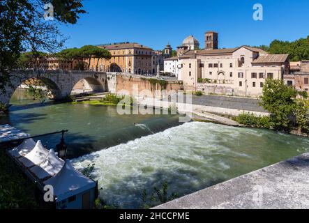 Rome - l'Isola Tiberiana - l'île Tibérienne avec le pont Ponte Cestio. Banque D'Images