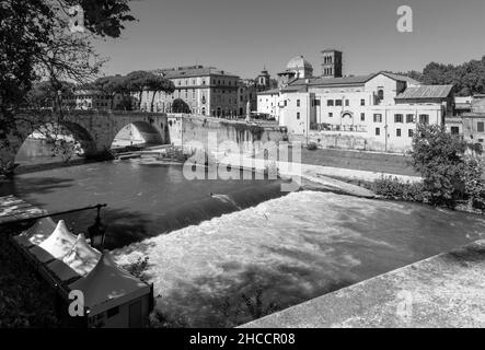 Rome - l'Isola Tiberiana - l'île Tibérienne avec le pont Ponte Cestio. Banque D'Images