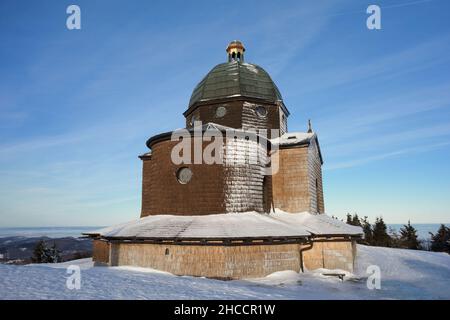 Chapelle de Saint Cyril et Methodius, colline de Radhost, montagnes de Beskid, république Tchèque, Tchéquie - beau bâtiment religieux historique en hiver.Co Banque D'Images