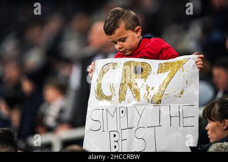 Un jeune fan porte un panneau pour Cristiano Ronaldo de Manchester United lors du match de la Premier League à St. James' Park, Newcastle.Date de la photo: Lundi 27 décembre 2021. Banque D'Images