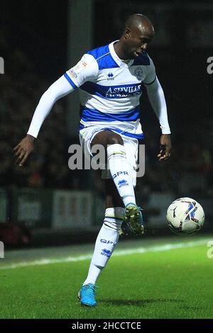 Londres, Royaume-Uni.27th décembre 2021.Albert Adomah de Queens Park Rangers en action pendant le match.EFL Skybet Championship Match, Queens Park Rangers contre AFC Bournemouth au Kiyan Prince Foundation Stadium, Loftus Road à Londres, le lundi 27th décembre 2021. Cette image ne peut être utilisée qu'à des fins éditoriales.Utilisation éditoriale uniquement, licence requise pour une utilisation commerciale.Aucune utilisation dans les Paris, les jeux ou les publications d'un seul club/ligue/joueur. photo par Steffan Bowen/Andrew Orchard sports photographie/Alay Live news crédit: Andrew Orchard sports photographie/Alay Live News Banque D'Images