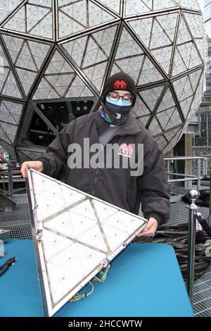 27 décembre 2021, New York, New York, États-Unis : 27 décembre2021 New York , ouvriers installez 192 New Waterford Crystals.on Times Square bal de la veille du nouvel an.The Waterford Crystal la balle de la veille du nouvel an est une sphère géodésique, de 12 pieds de diamètre, et pèse 11 875 livres.Le ballon est recouvert d'un total de 2 688 triangles de cristal de Waterford qui varient en taille, et de longueur de 4 3/4 pouces à 5 3/4 pouces par côté.Pour Times Square 2022, (Credit image: © Bruce Cotler/ZUMA Press Wire) Banque D'Images