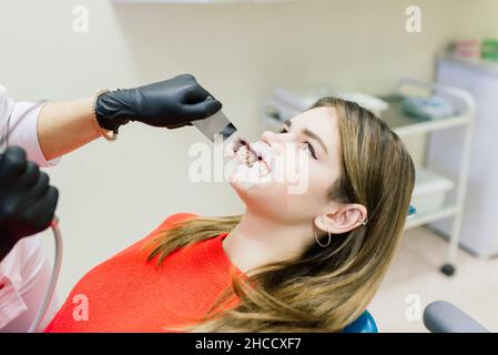 Dentiste examinant les dents d'un patient chez un dentiste. Banque D'Images