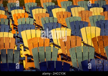 Chaises prêtes pour l'été au bain Brighton Beach à Brooklyn, New York Banque D'Images