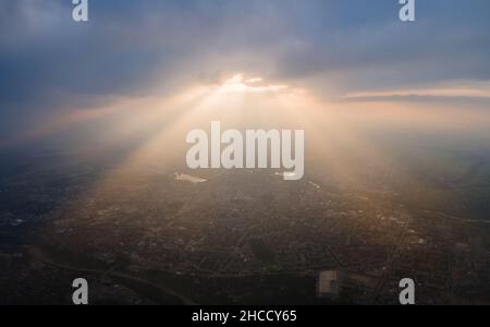 Vue aérienne depuis la haute altitude de la ville éloignée couverte de cumulus bouffieux qui se forment avant la pluie en soirée.Point de vue de l'avion du ciel nuageux Banque D'Images