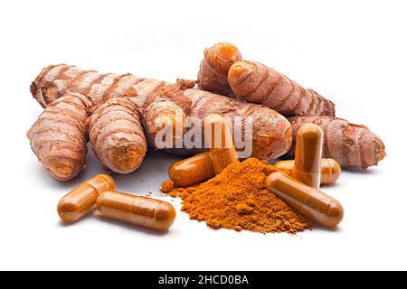 Capsule turmérique, poudre de curcuma et rhizome tumérique (Curcuma longa), isolée sur fond blanc. Curcumine Banque D'Images