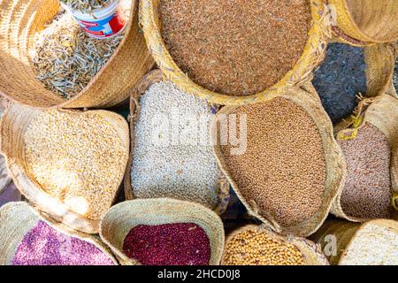 Assortiment de haricots secs en vente sur un marché local de l'alimentation de rue à MTO Wa Mbu, Arusha, Tanzanie, Afrique de l'est Banque D'Images