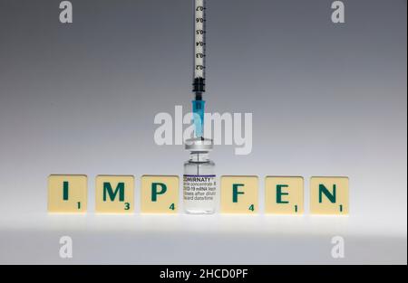 firo.27.12.2021 vaccination, Corona, vaccination de rappel, vaccin, vaccin COVID-19 de Biontech, Comirnaty Omikron, vaccination, campagne de vaccination, lettres,Srabble, image de symbole, dose de vaccination Banque D'Images