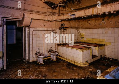 Salle de bain créepy dans l'ancien hôpital abandonné Banque D'Images