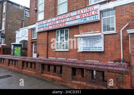 27/12//2021.Londres, Royaume-Uni.L'Église universelle de Pentacostal, à Acre Lane, Brixton.Acre Lane a enregistré le taux le plus élevé de cas d'infection par Covid au Royaume-Uni avec environ 1 personnes infectées sur 20, ce qui est le taux le plus élevé au Royaume-Uni. Banque D'Images
