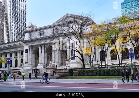 New York City, États-Unis - 17 novembre 2021 : la succursale principale de la bibliothèque publique de New York, sur la Cinquième Avenue, présente d'importantes expositions culturelles. Banque D'Images