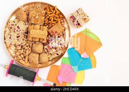 Festival de la moisson célébré comme Makar Sankranti, Lohri, Uttarayan, Maghi, Poush Sankranthi,Magh Bihu avec Sesame Sweet viz. Tilgul, Til Mithai, Gajak Banque D'Images