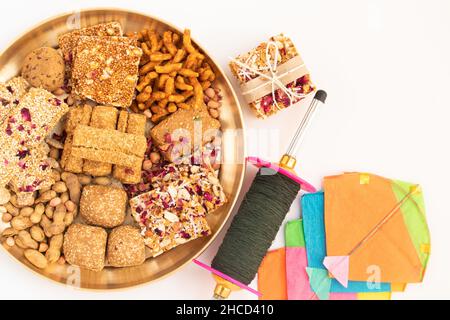 Festival de la moisson célébré comme Makar Sankranti, Lohri, Uttarayan, Maghi, Poush Sankranthi,Magh Bihu avec Sesame Sweet viz. Tilgul, Til Mithai, Gajak Banque D'Images