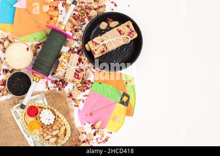 Festival de la moisson célébré comme Makar Sankranti, Lohri, Uttarayan, Maghi, Poush Sankranthi,Magh Bihu avec Sesame Sweet viz. Tilgul, Til Mithai, Gajak Banque D'Images