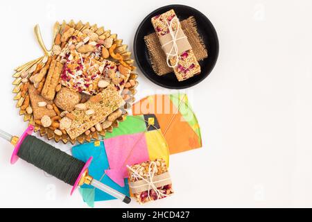 Festival de la moisson célébré comme Makar Sankranti, Lohri, Uttarayan, Maghi, Poush Sankranthi,Magh Bihu avec Sesame Sweet viz. Tilgul, Til Mithai, Gajak Banque D'Images