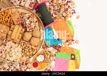 Festival de la moisson célébré comme Makar Sankranti, Lohri, Uttarayan, Maghi, Poush Sankranthi,Magh Bihu avec Sesame Sweet viz. Tilgul, Til Mithai, Gajak Banque D'Images