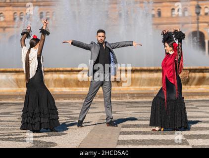 Trois caucasiens dansant le flamenco sur une place traditionnelle Banque D'Images