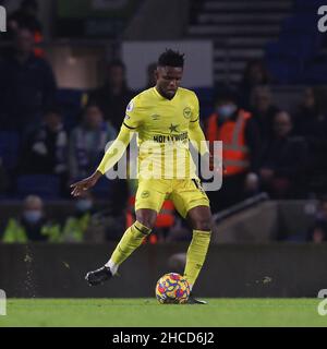 Brighton et Hove, Royaume-Uni.27th décembre 2021.Frank Onyeka, de Brentford, en action lors du match de la Premier League entre Brighton et Hove Albion et Brentford au stade communautaire American Express, Brighton et Hove, en Angleterre, le 26 décembre 2021.Photo de Ken Sparks.Utilisation éditoriale uniquement, licence requise pour une utilisation commerciale.Aucune utilisation dans les Paris, les jeux ou les publications d'un seul club/ligue/joueur.Crédit : UK Sports pics Ltd/Alay Live News Banque D'Images